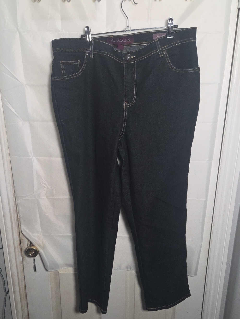 Gloria Vanderbilt Black Straight Leg Jeans with Contrast Stitching